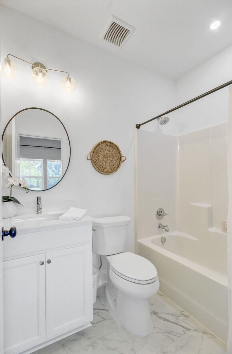 637 N Laurel Street Photo 45