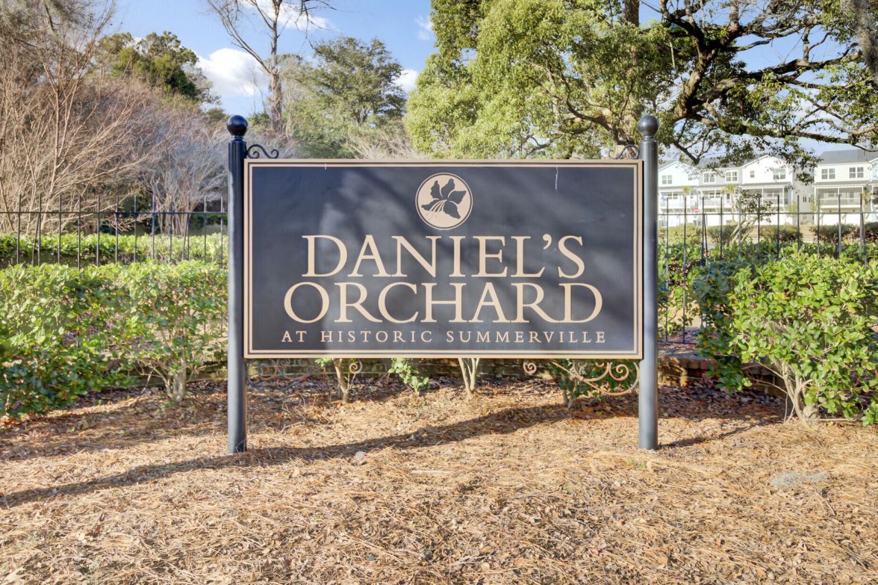 637 N Laurel Street Photo 49