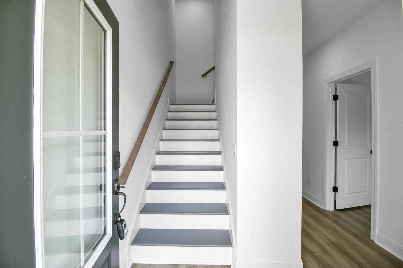 637 N Laurel Street Photo 7