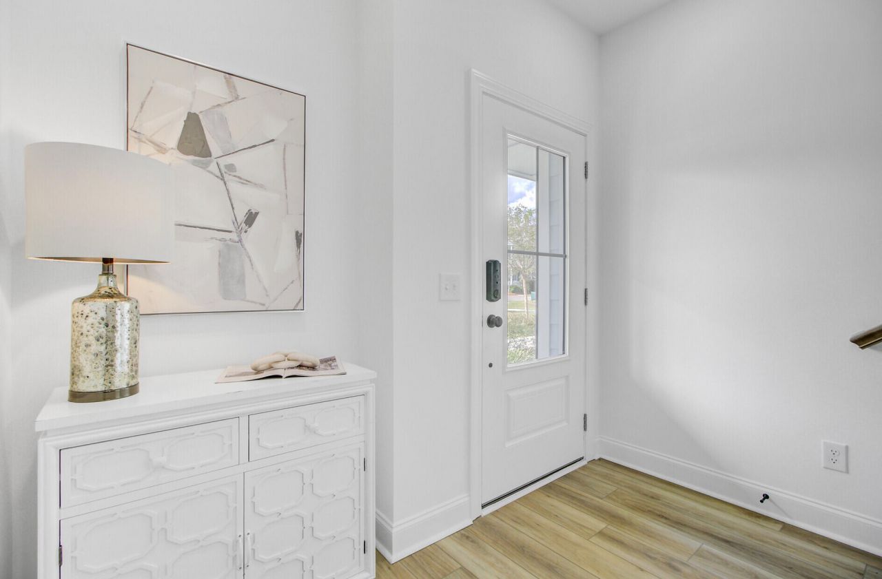 637 N Laurel Street Photo 8