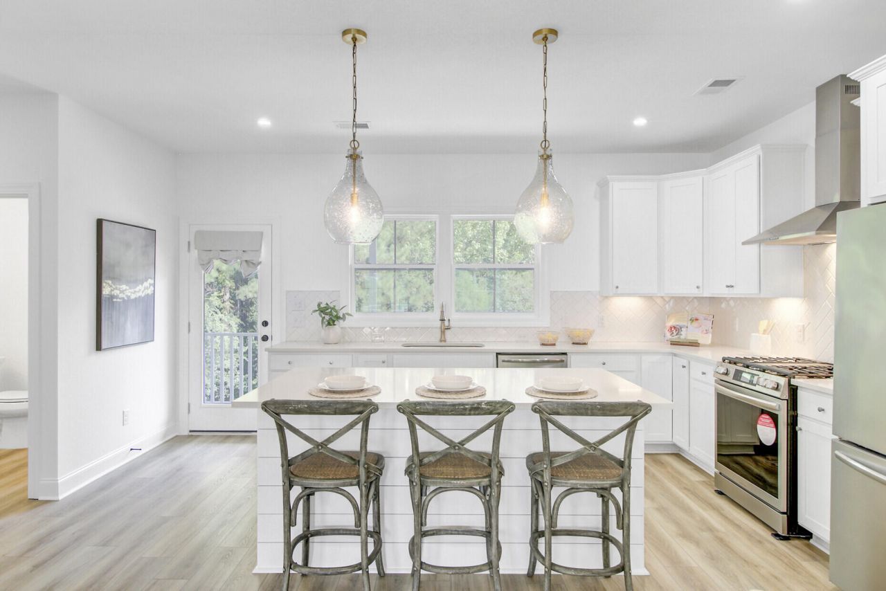 637 N Laurel Street Photo 9