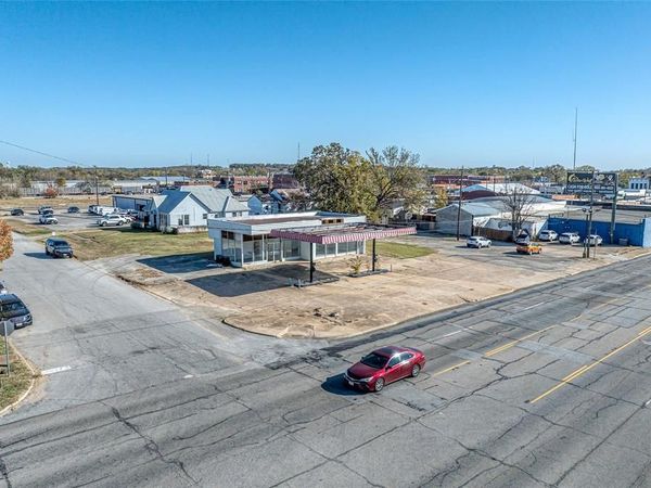 212 N Austin Avenue , Denison, TX 75020