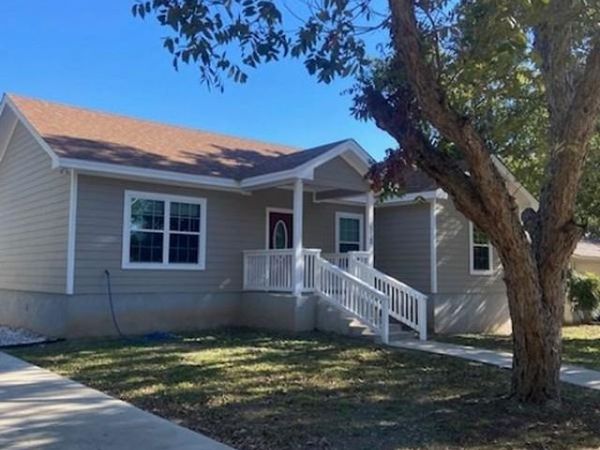 112 Palmo DR, Luling, TX 78648