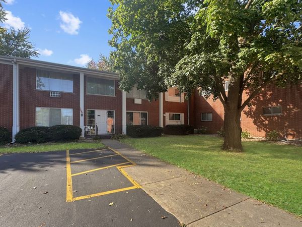 124 N Whistler Avenue, Unit B8, Freeport, IL 61032