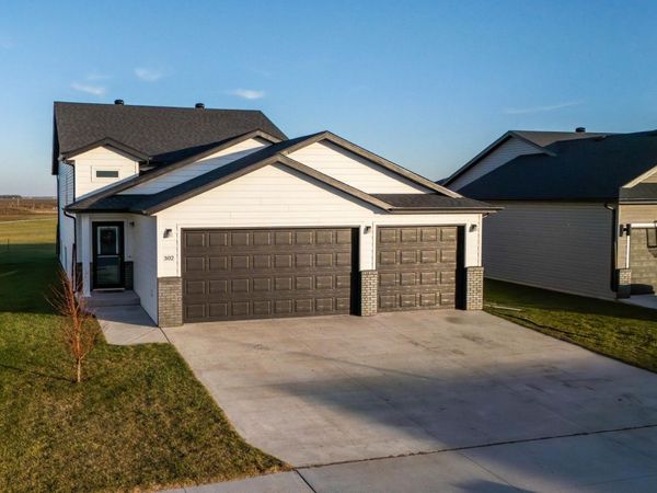 302 8th Street E, Horace, ND 58047