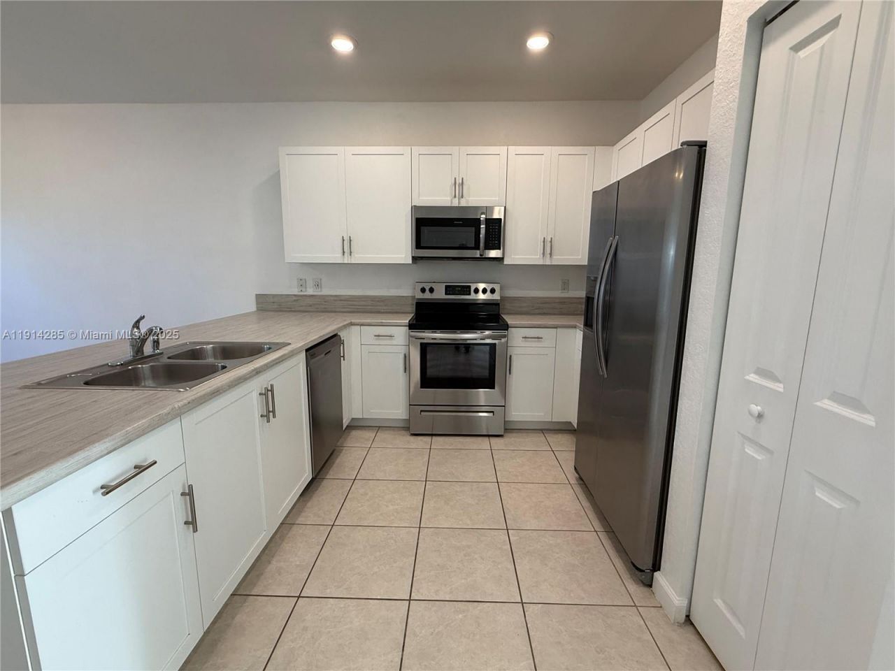 685 NE 208th Ter, Unit 685, Miami, FL 33179 Photo
