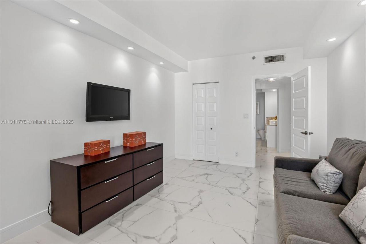 20281 E Country Club Dr, Unit 1704, Aventura, FL 33180 Photo