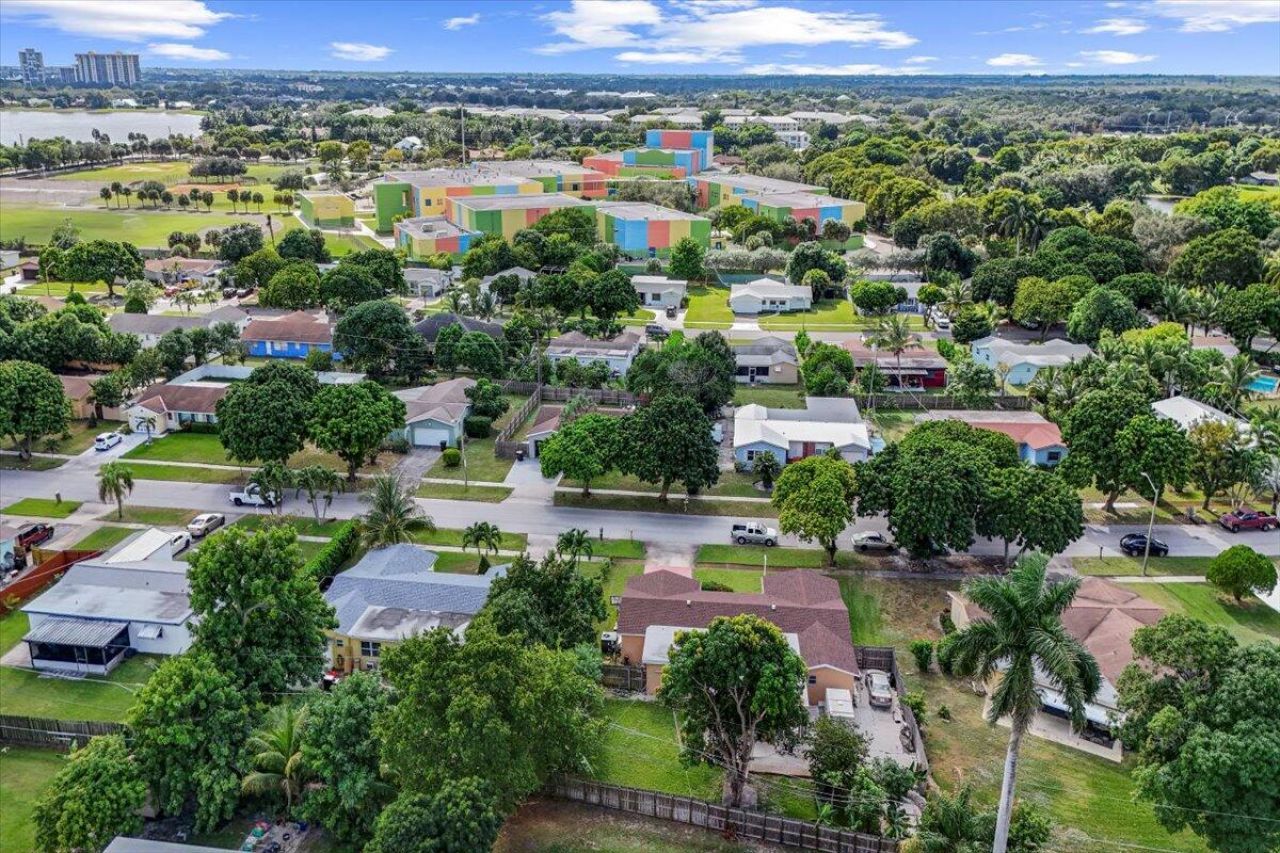 1827 Pinehurst Drive, West Palm Beach, FL 33407 Photo