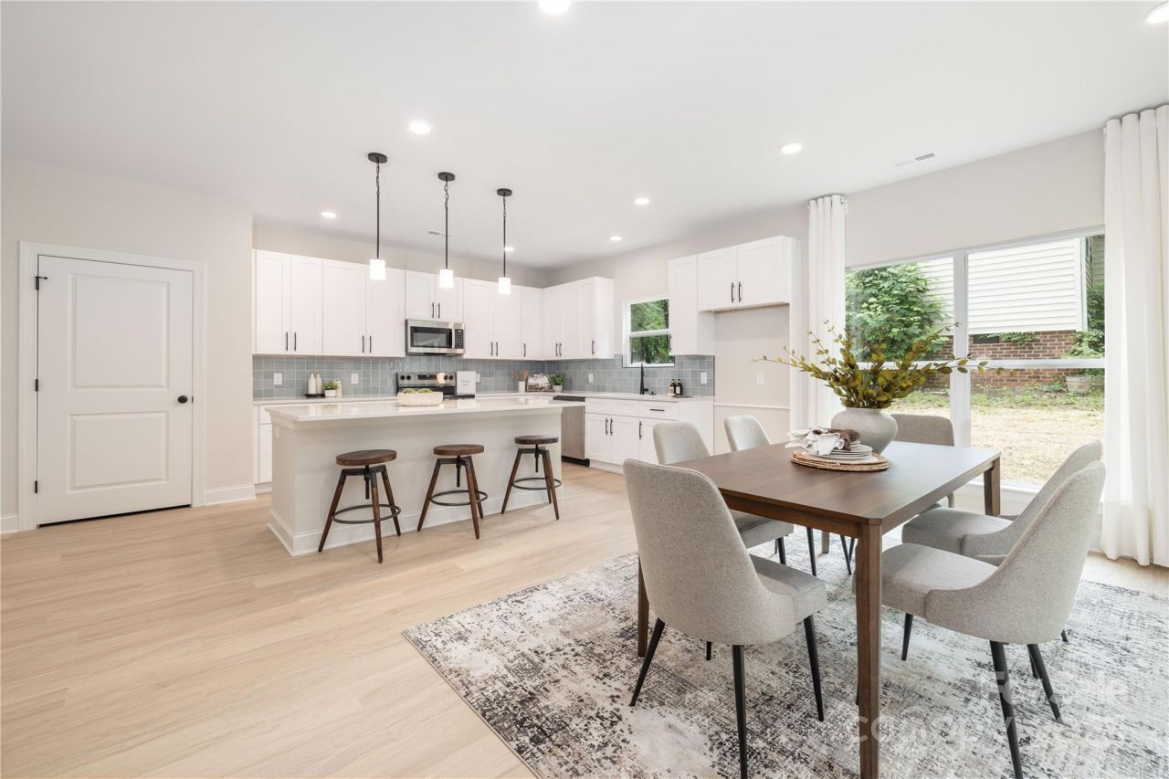 7034 Lakeside Drive, Charlotte, NC 28215 Main Photo