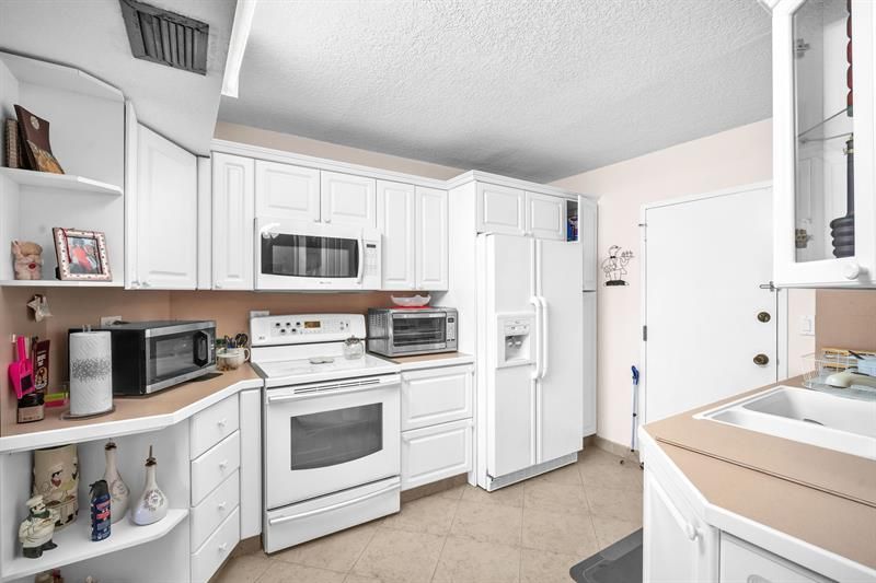 800 NE 195th St, Unit 601, Miami, FL 33179 Photo