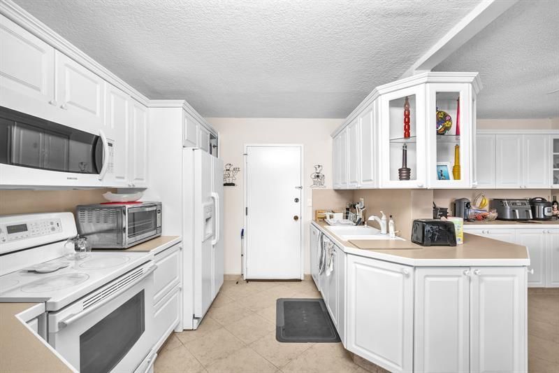 800 NE 195th St, Unit 601, Miami, FL 33179 Photo