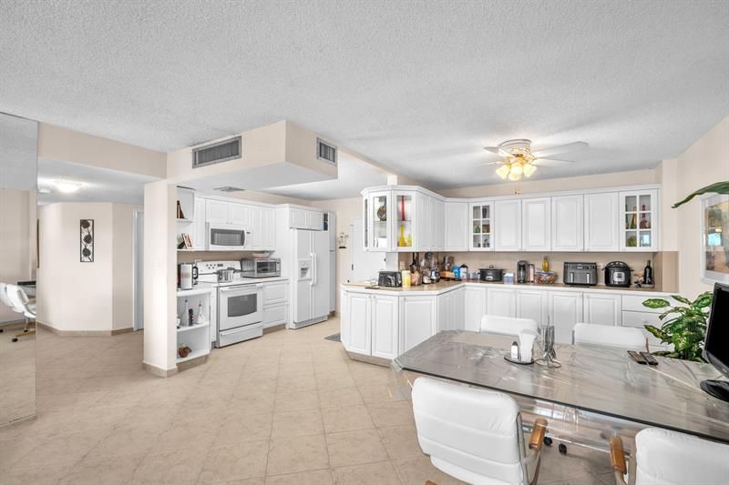 800 NE 195th St, Unit 601, Miami, FL 33179 Photo