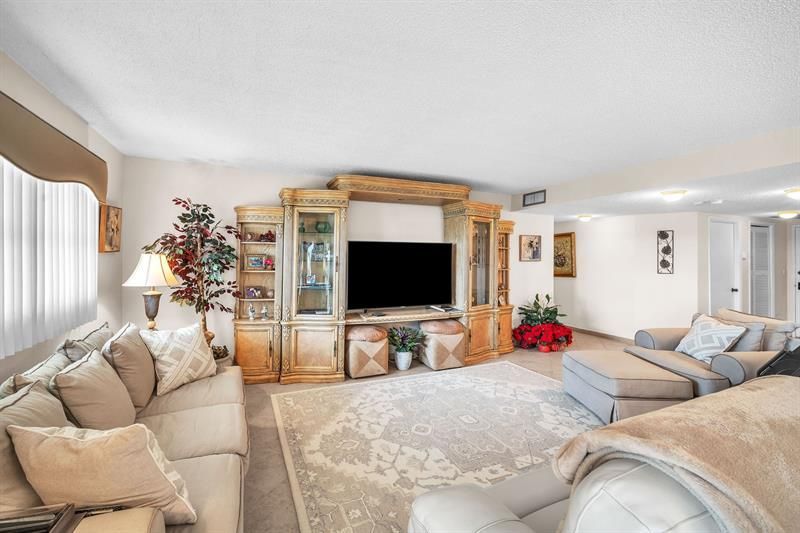 800 NE 195th St, Unit 601, Miami, FL 33179 Photo