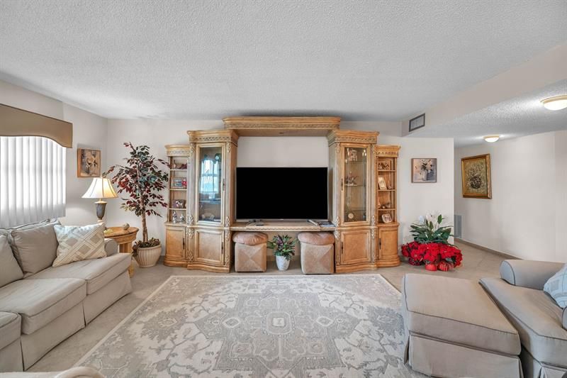 800 NE 195th St, Unit 601, Miami, FL 33179 Photo