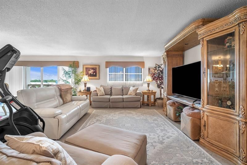 800 NE 195th St, Unit 601, Miami, FL 33179 Photo