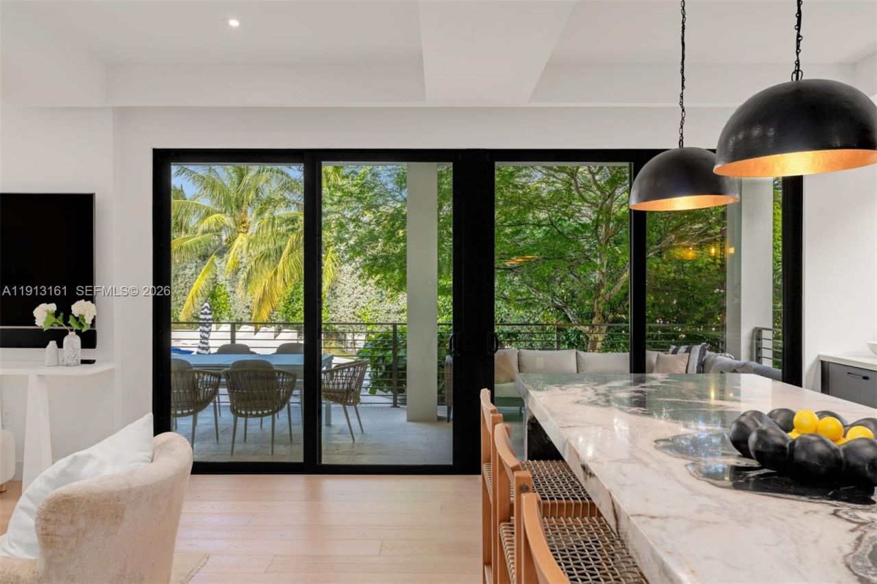 2801 Flamingo Dr, Miami Beach, FL 33140 Photo