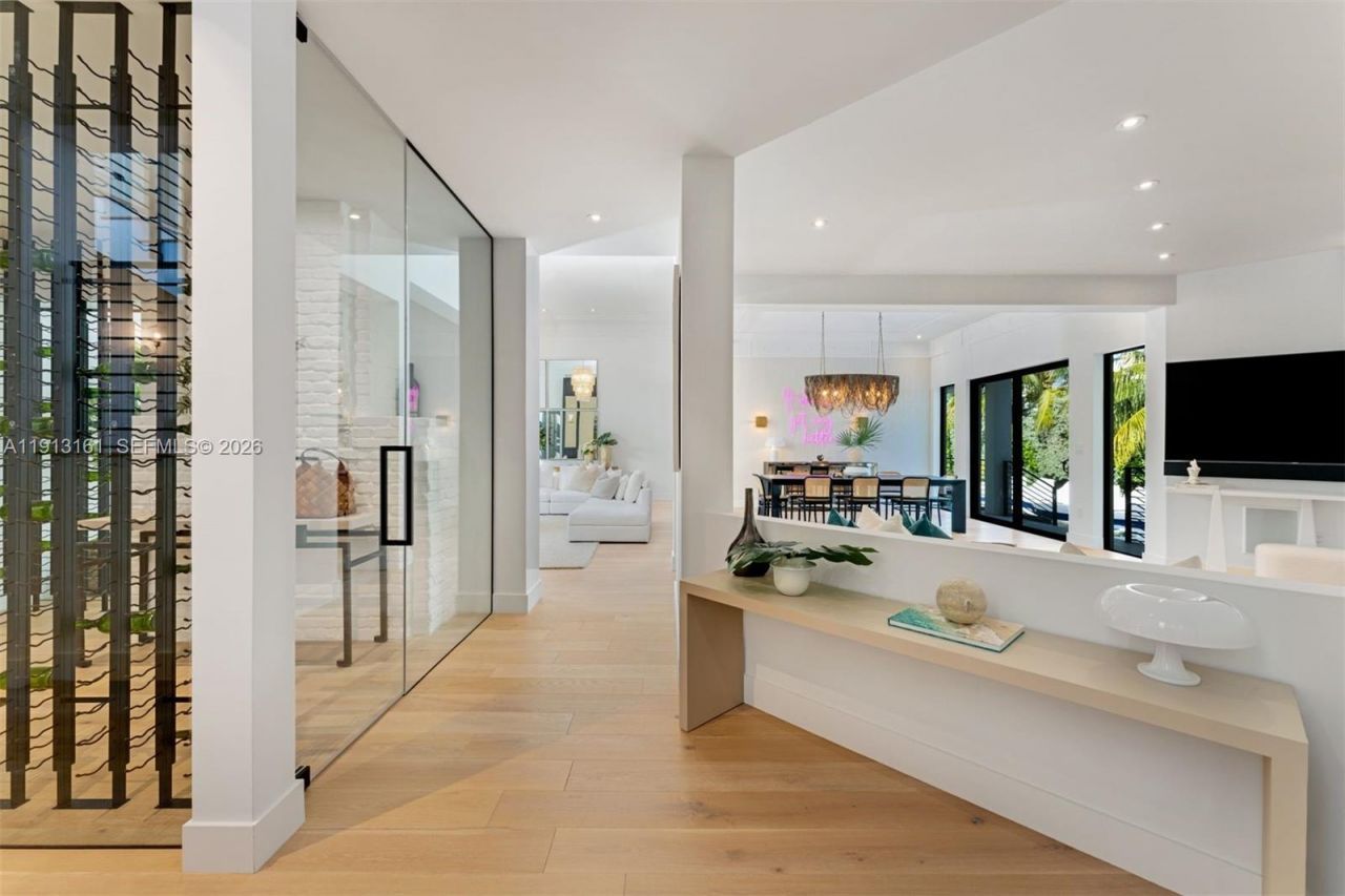 2801 Flamingo Dr, Miami Beach, FL 33140 Photo