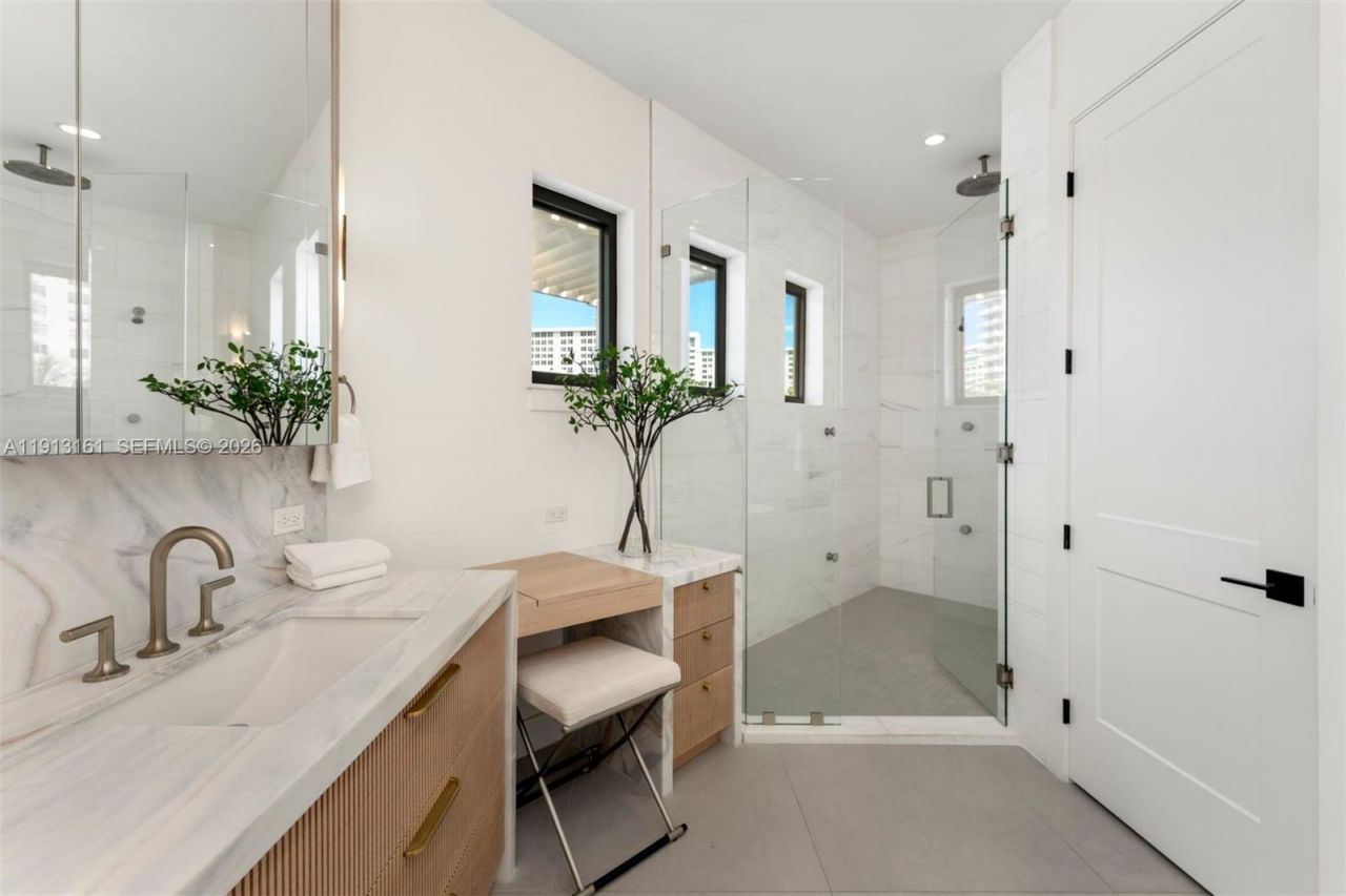 2801 Flamingo Dr, Miami Beach, FL 33140 Photo