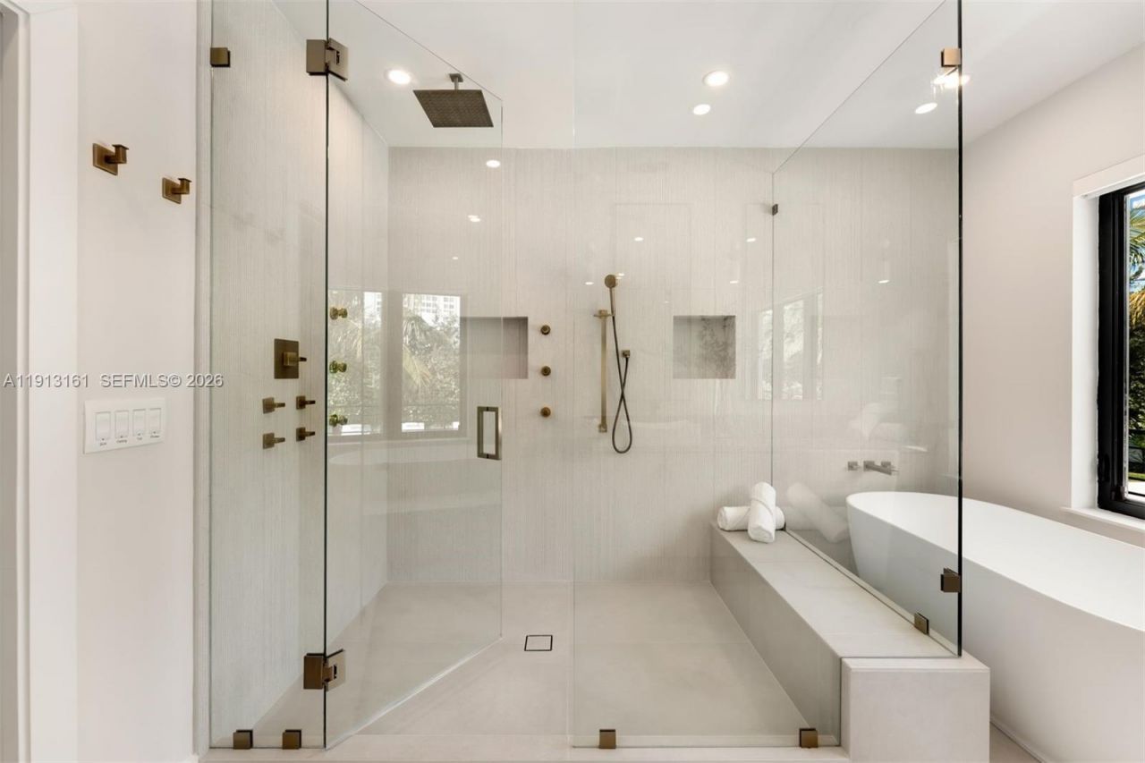 2801 Flamingo Dr, Miami Beach, FL 33140 Photo