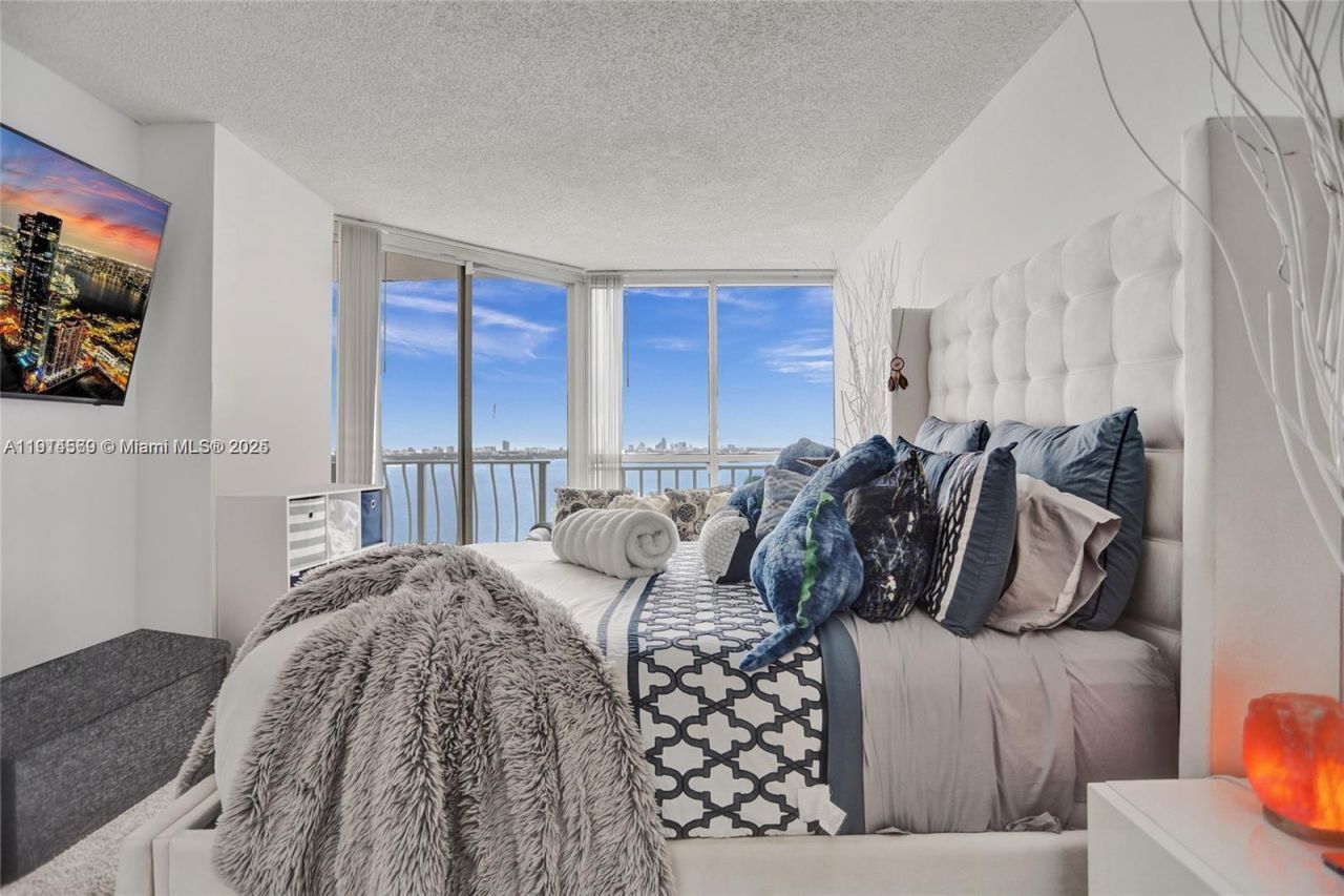 7601 E Treasure Dr, Unit 2421, North Bay Village, FL 33141 Photo