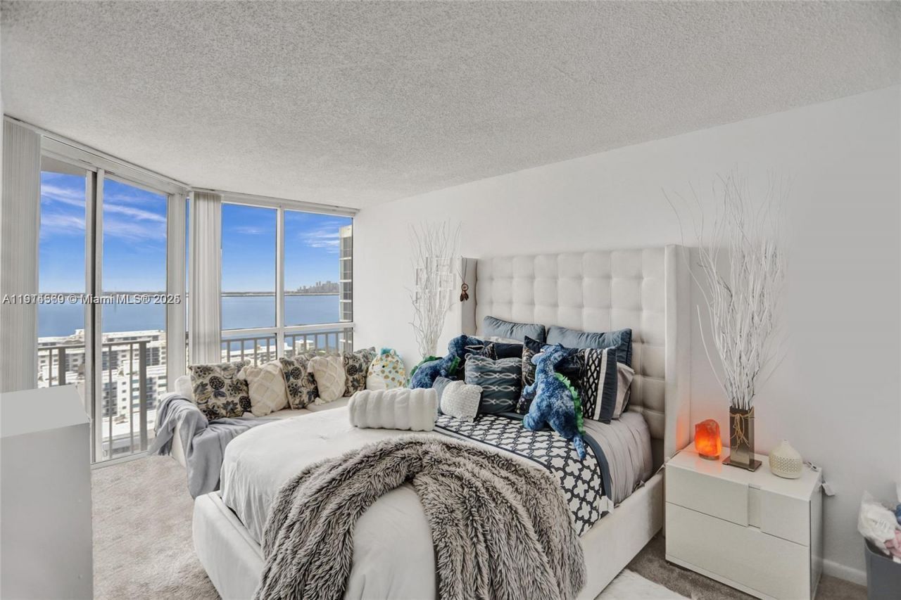 7601 E Treasure Dr, Unit 2421, North Bay Village, FL 33141 Photo