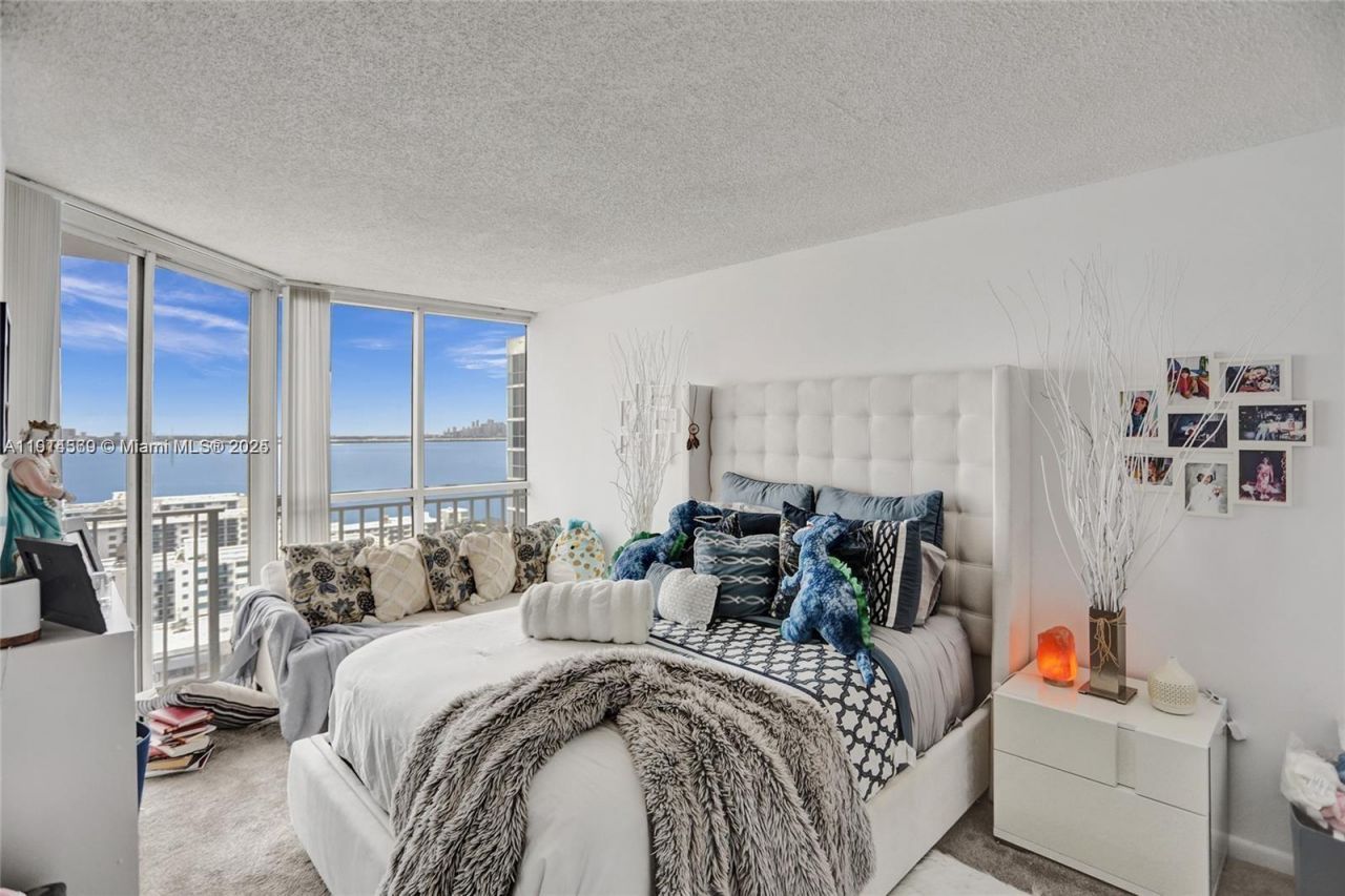 7601 E Treasure Dr, Unit 2421, North Bay Village, FL 33141 Photo