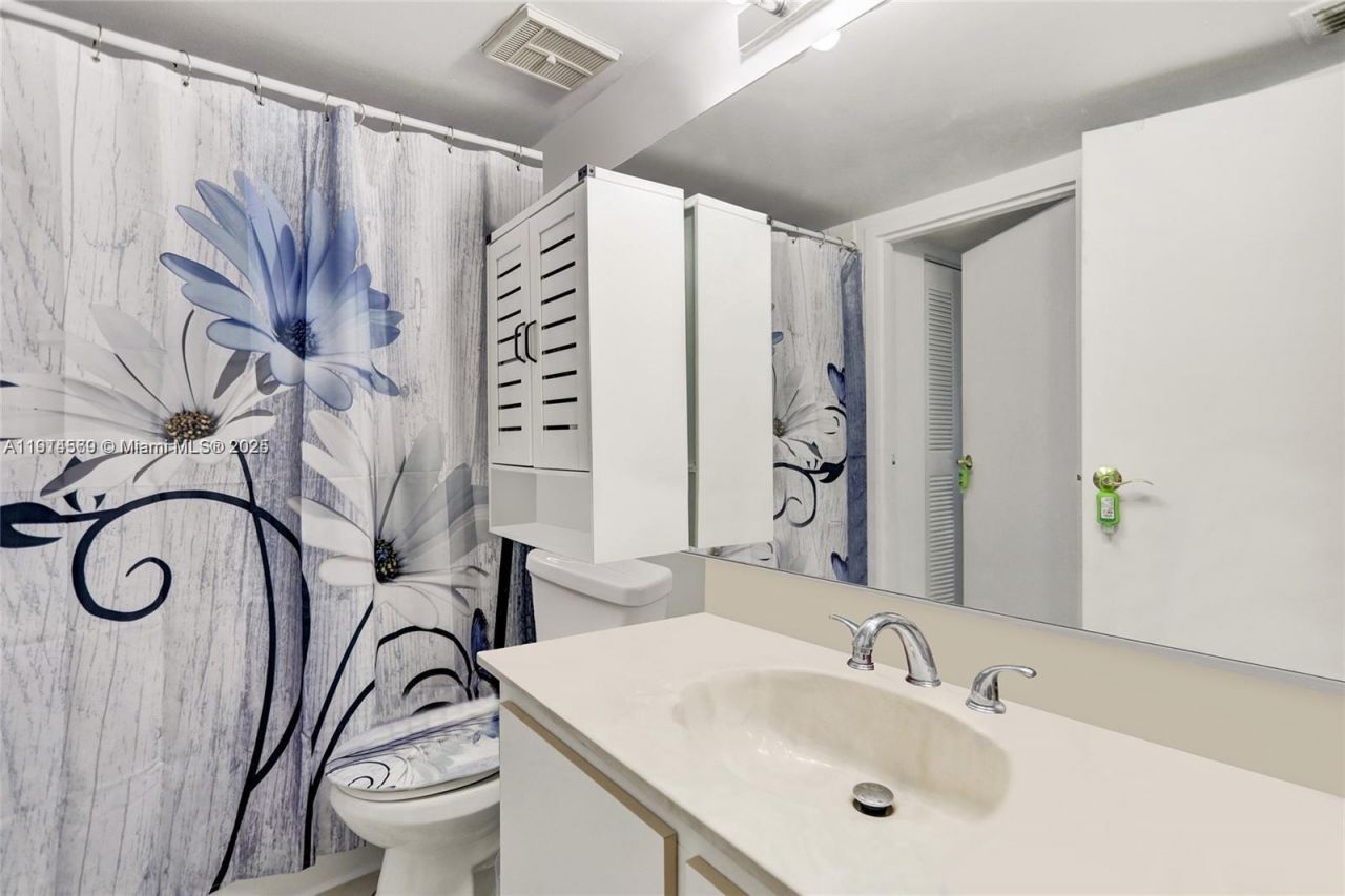 7601 E Treasure Dr, Unit 2421, North Bay Village, FL 33141 Photo