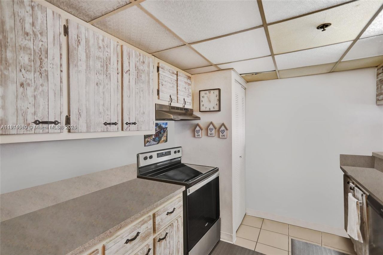 7601 E Treasure Dr, Unit 2421, North Bay Village, FL 33141 Photo