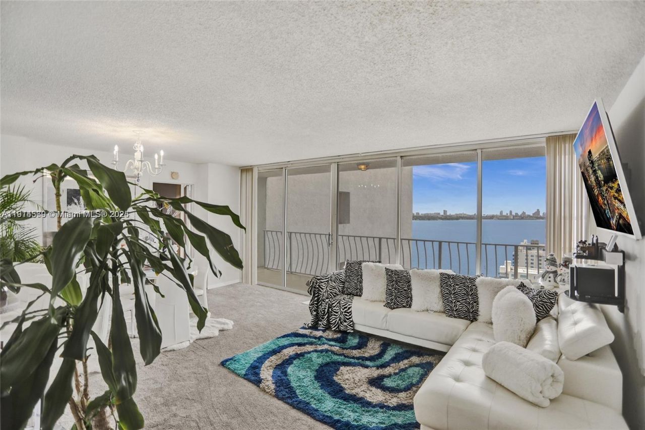 7601 E Treasure Dr, Unit 2421, North Bay Village, FL 33141 Photo