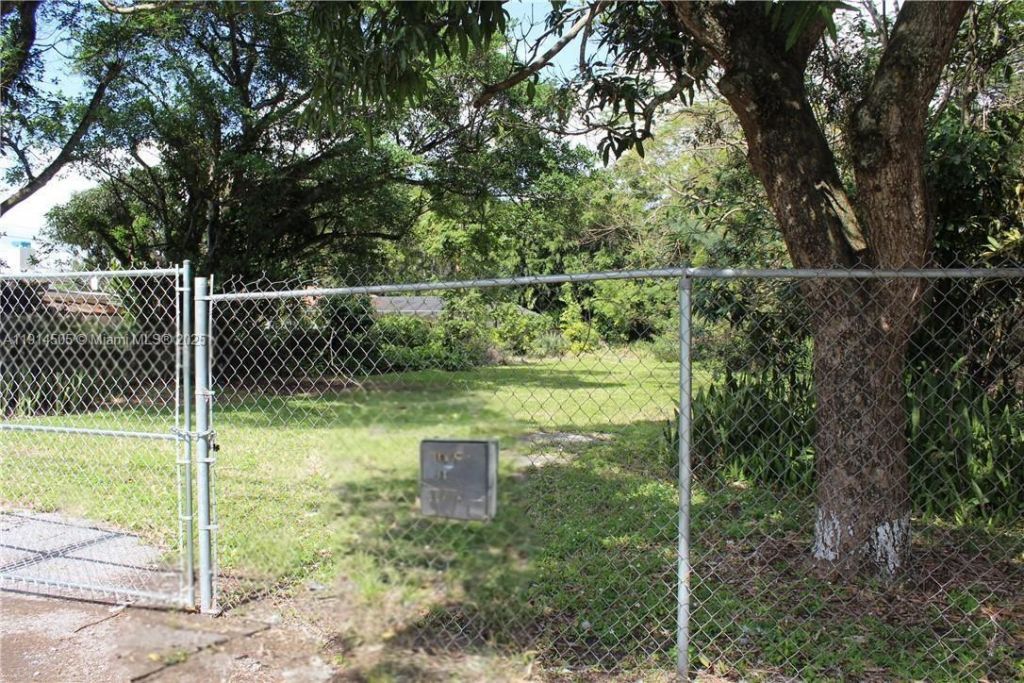 825 NE 149 St, North Miami, FL 33161 Photo