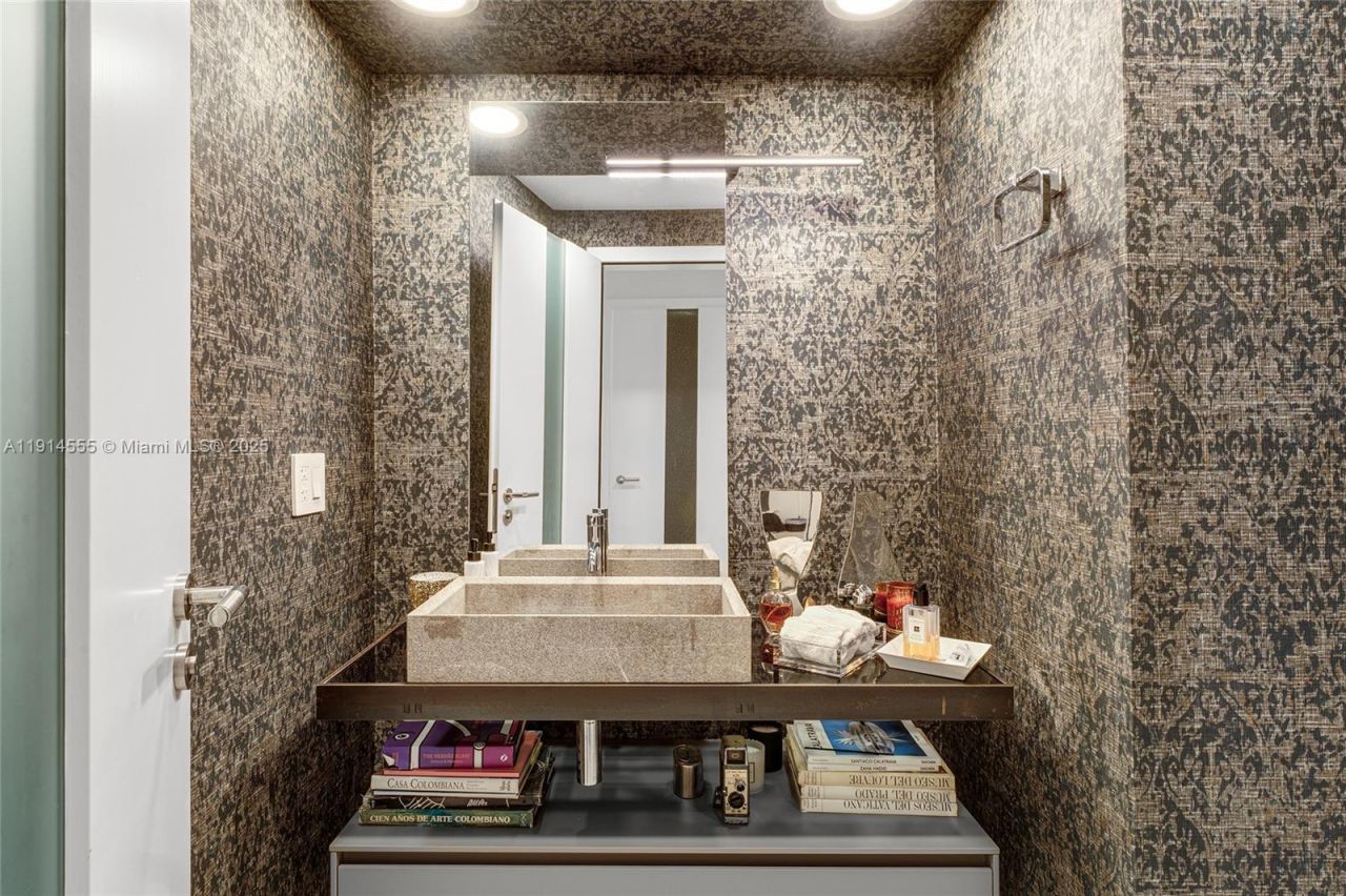 16275 Collins Ave, Unit UPH1, Sunny Isles Beach, FL 33160 Photo