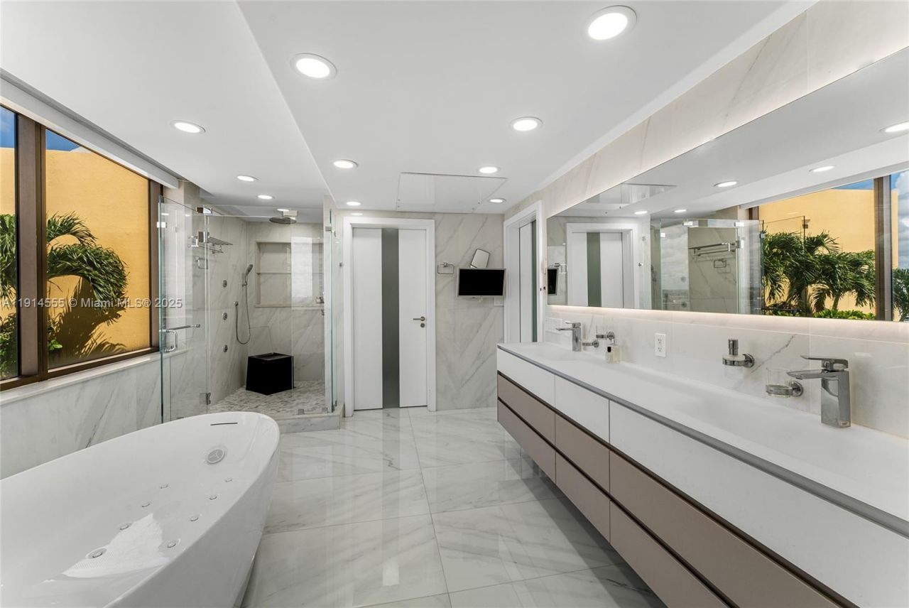 16275 Collins Ave, Unit UPH1, Sunny Isles Beach, FL 33160 Photo