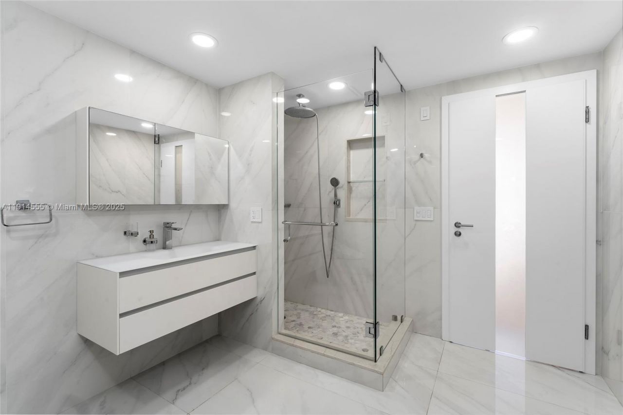 16275 Collins Ave, Unit UPH1, Sunny Isles Beach, FL 33160 Photo