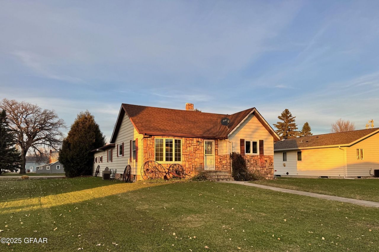 302 Elizabeth Street, Cavalier, ND 58220 Main Photo