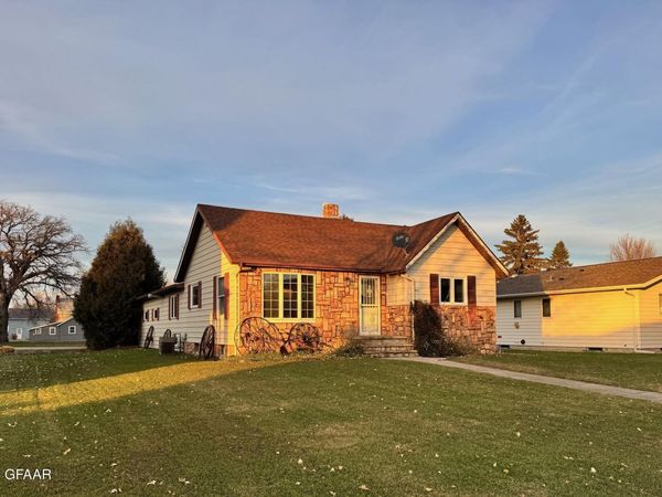 302 ELIZABETH Street, Cavalier, ND 58220