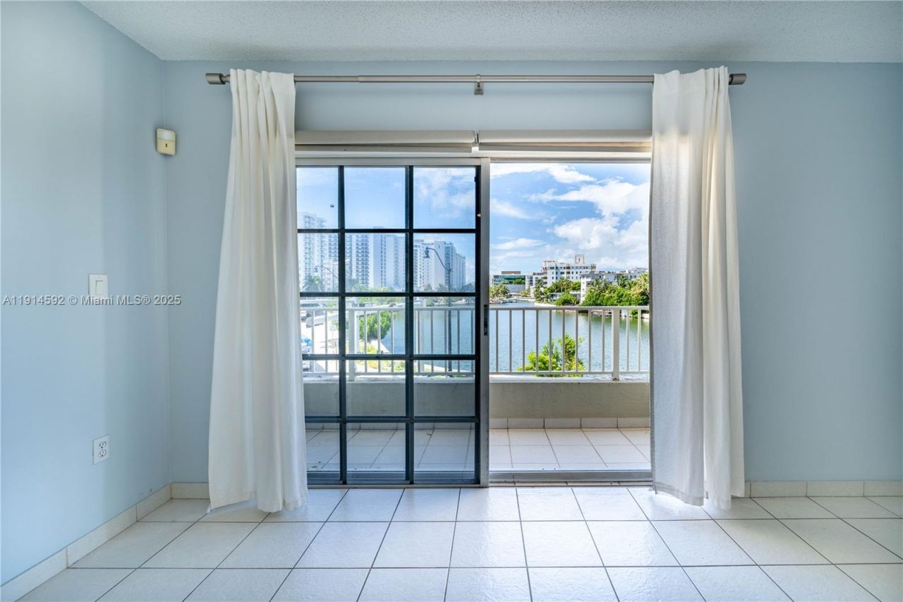 2600 Collins Ave, Unit 308, Miami Beach, FL 33140 Photo