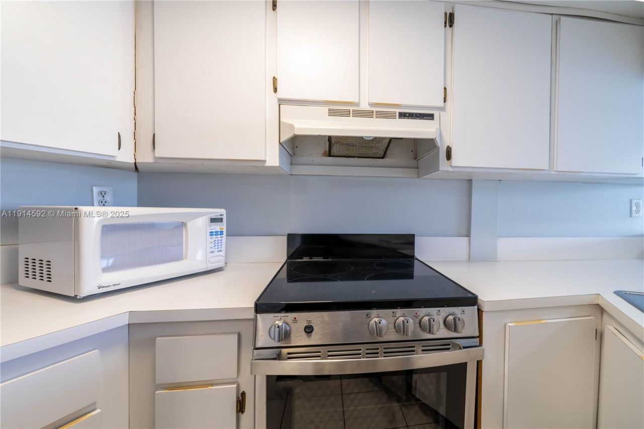 2600 Collins Ave, Unit 308, Miami Beach, FL 33140 Photo