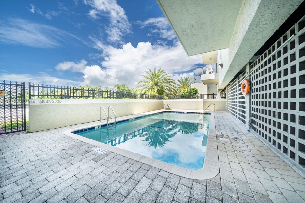 2600 Collins Ave, Unit 308, Miami Beach, FL 33140 Photo