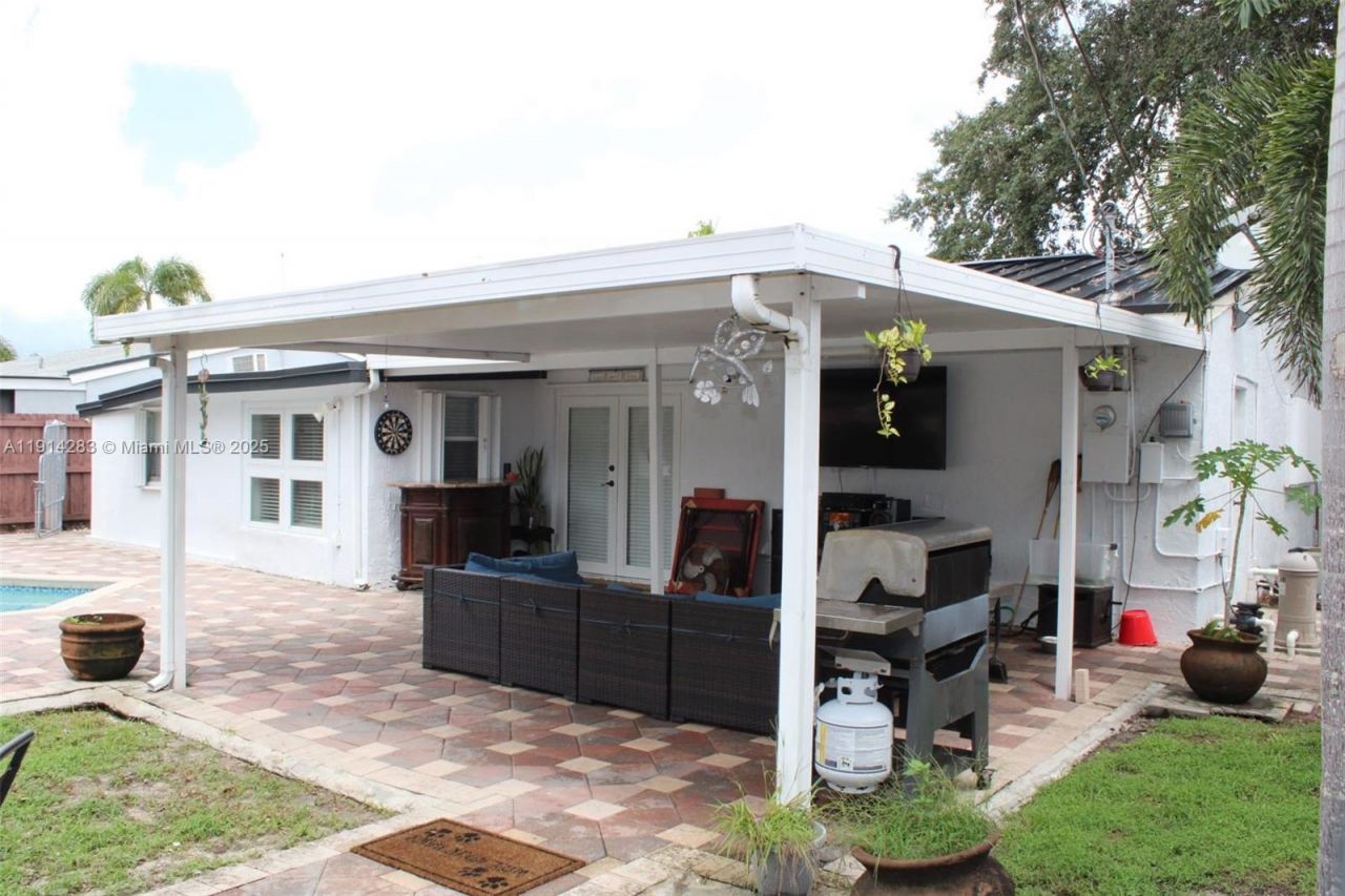 6810 Douglas St, Hollywood, FL 33024 Photo