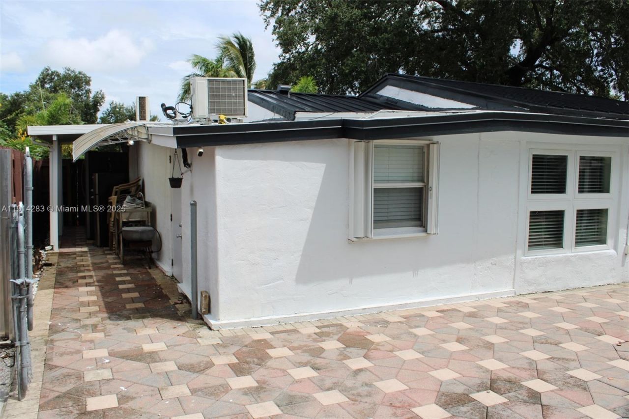 6810 Douglas St, Hollywood, FL 33024 Photo