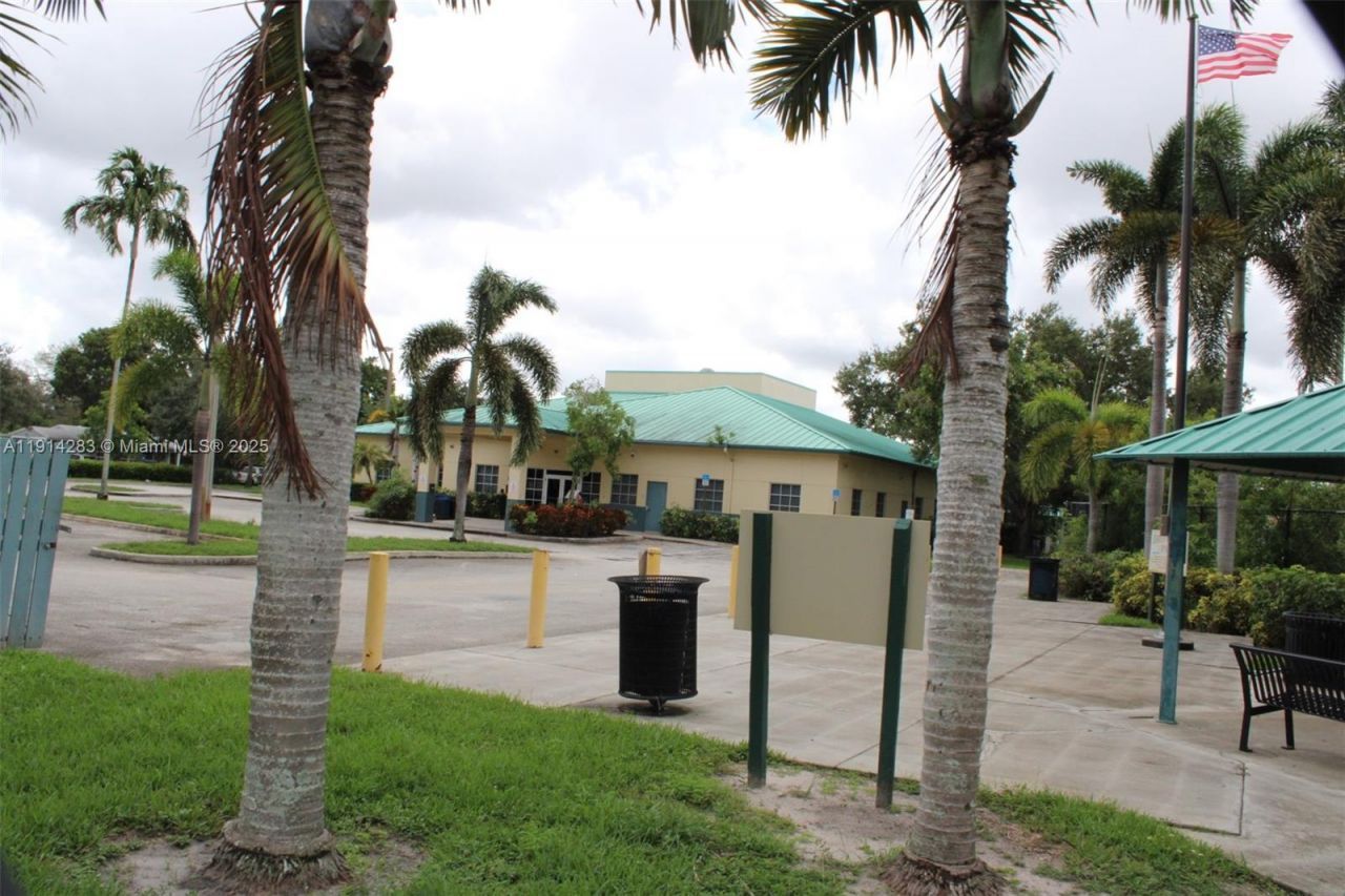 6810 Douglas St, Hollywood, FL 33024 Photo