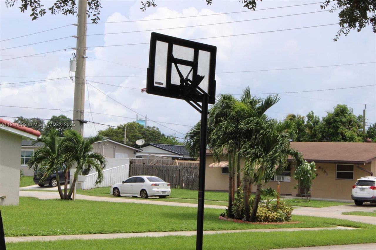 6810 Douglas St, Hollywood, FL 33024 Photo