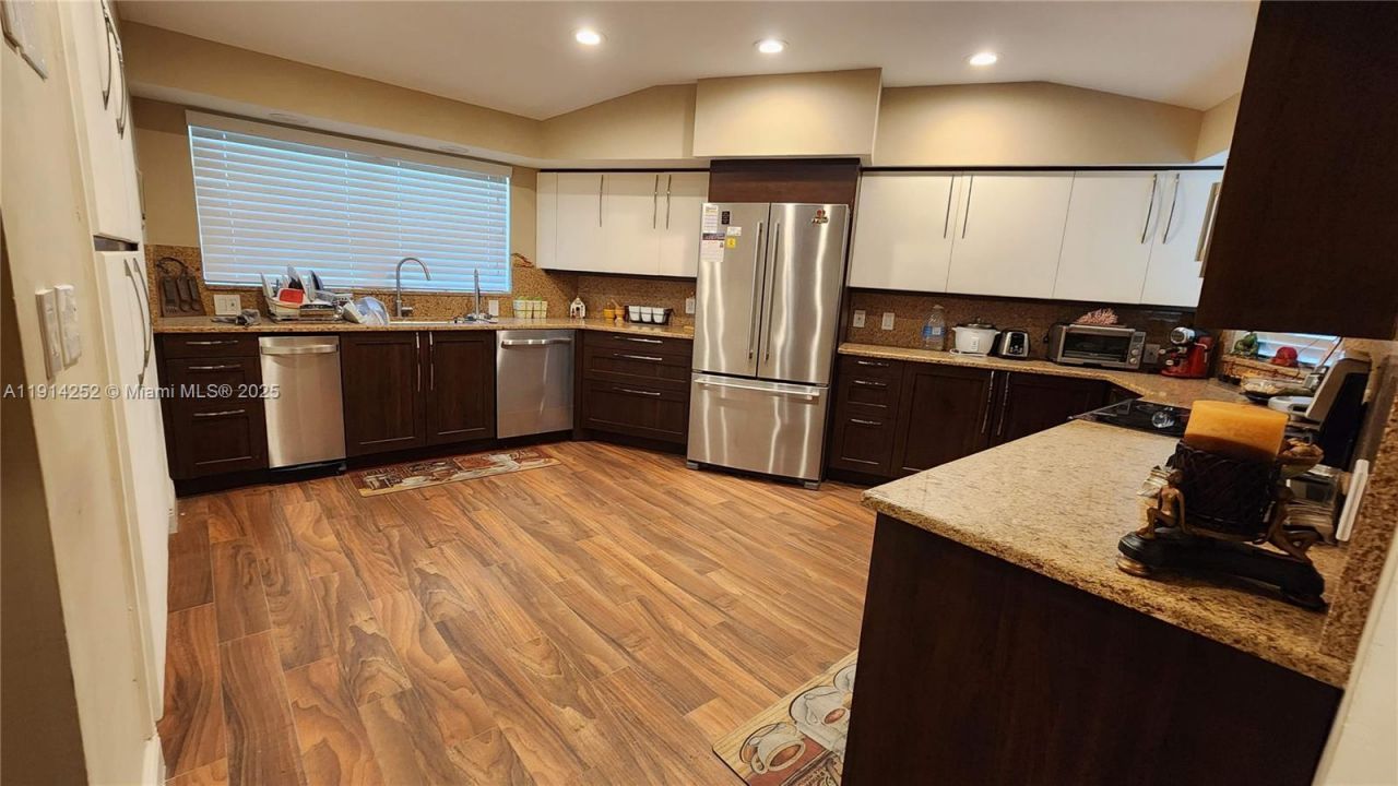 7945 Sunset Dr, Miami, FL 33143 Photo