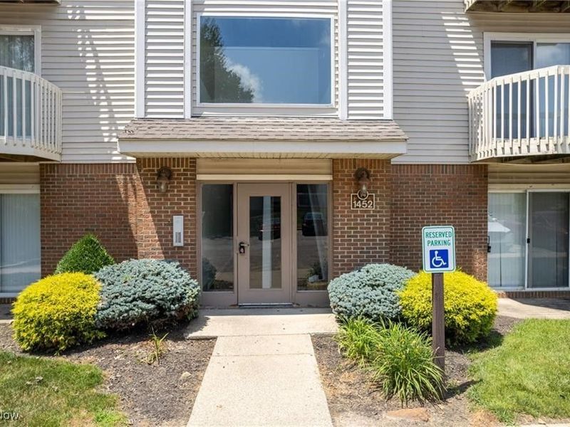 1452 Buckingham Gate Boulevard, Cuyahoga Falls, OH 44221 Photo 2