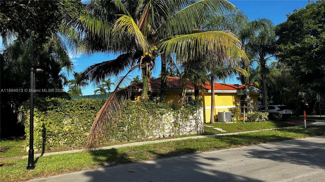 1386 NE 110 St, North Miami, FL 33181 Photo