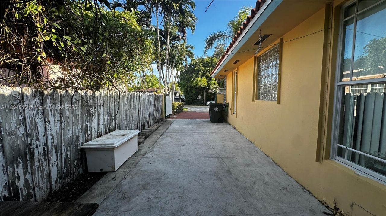 1386 NE 110 St, North Miami, FL 33181 Photo