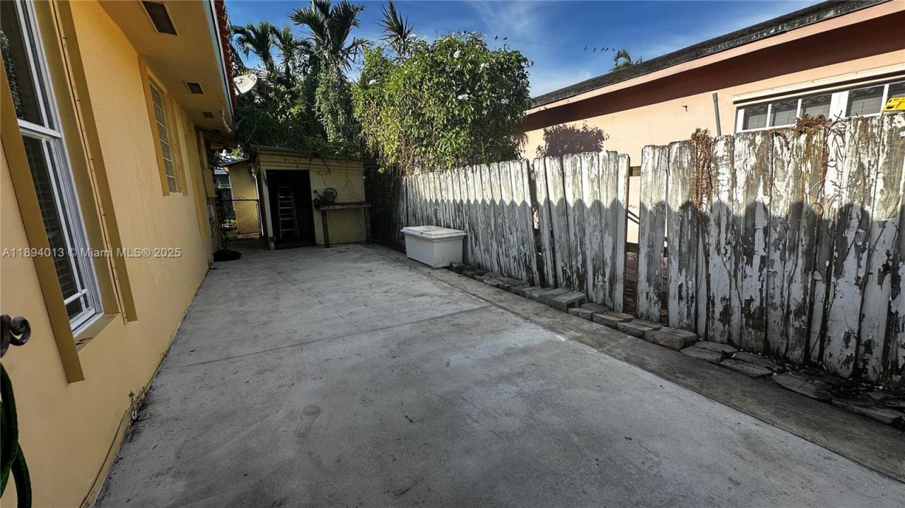 1386 NE 110 St, North Miami, FL 33181 Photo