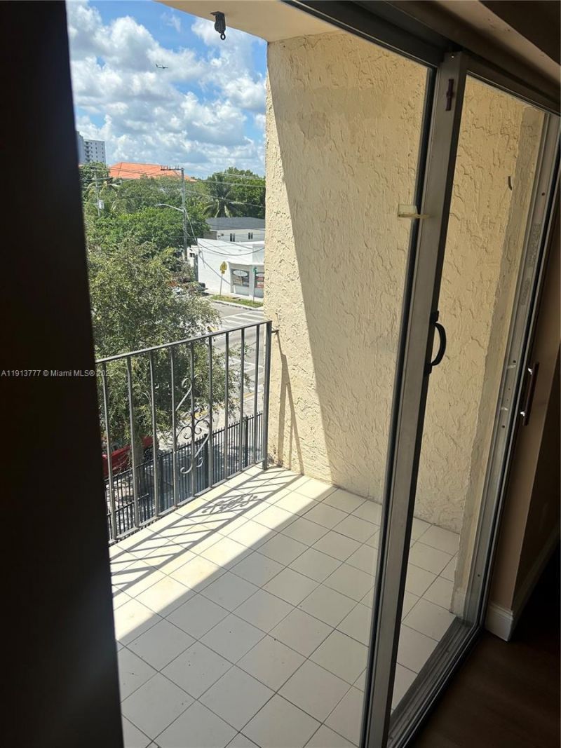 1051 SW 1st St, Unit 404, Miami, FL 33130 Photo