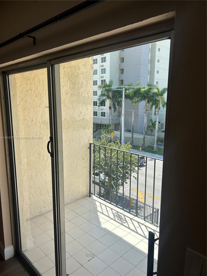 1051 SW 1st St, Unit 404, Miami, FL 33130 Photo