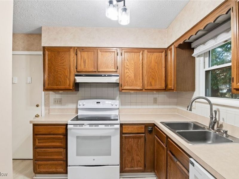 1501 Rolling Meadows Drive, Vermilion, OH 44089 Photo 13